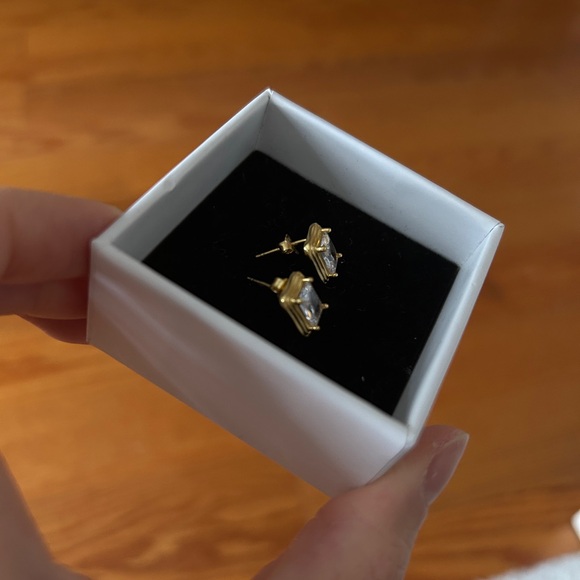 Earring - Picture 4 of 5